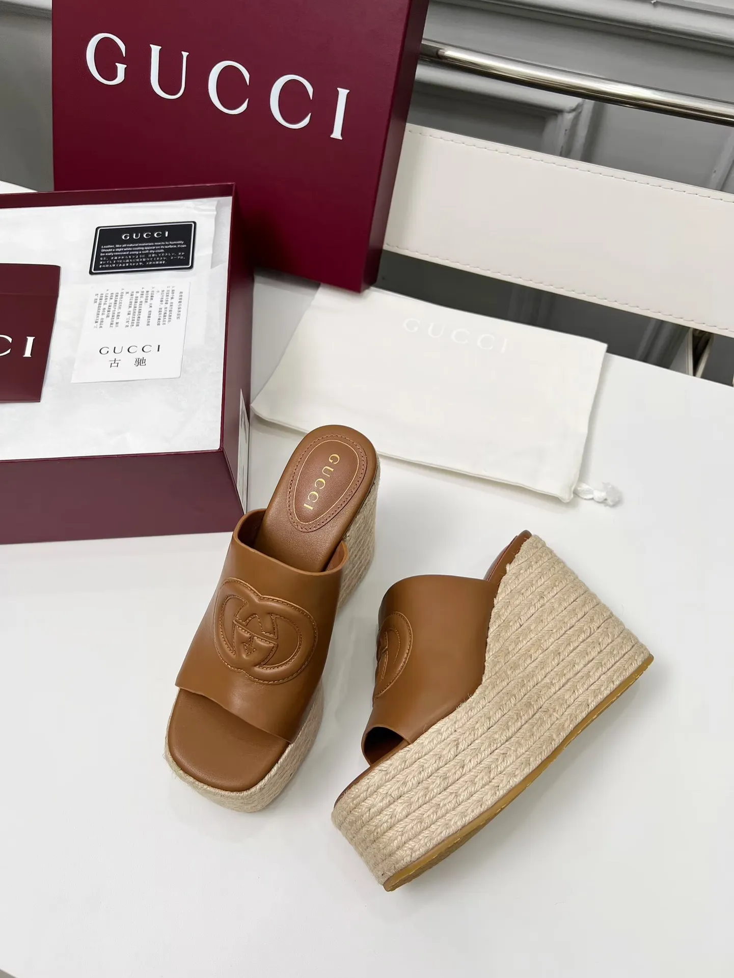 👟👟Ex-factory price 460👟👟 Gucci’s new slippers, fashionable, high-end and full of personality✅ Very stable, comfortable and durable for daily use, convenient and unique for daily matching, a must-have classic for summer, the upper is made of GUCCI brand stitching Fabric: cowhide Lining/feet: sheepskin Platform height: 11cm Color: black, white, brown, burgundy, pink Code number: 35-42 (41 and 42 need to be customized) Packaging: Comes with cloth bag and card.